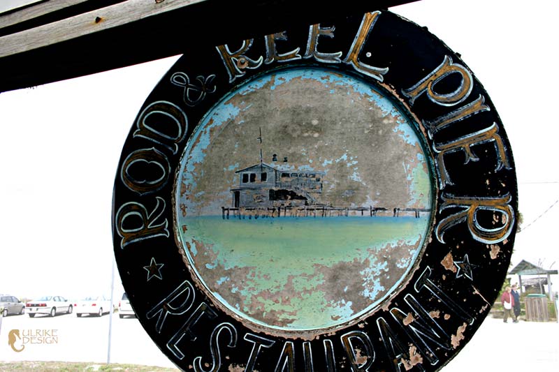 An old sign to the Rod & Reel pier..